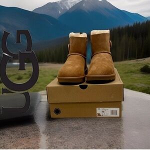 [1016422-CHE] UGG Women's
Mini Bailey Button II Chestnut
Boots *NEW in BOX” $134